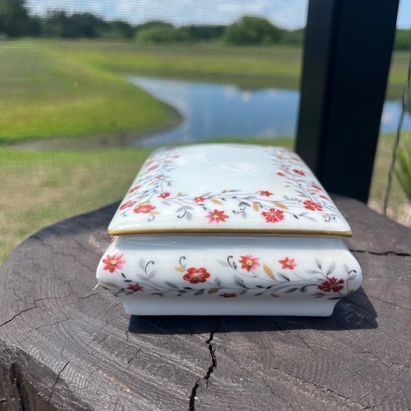 Floral Jewelry Box with Red and Gold Accents - Picture 5 of 9